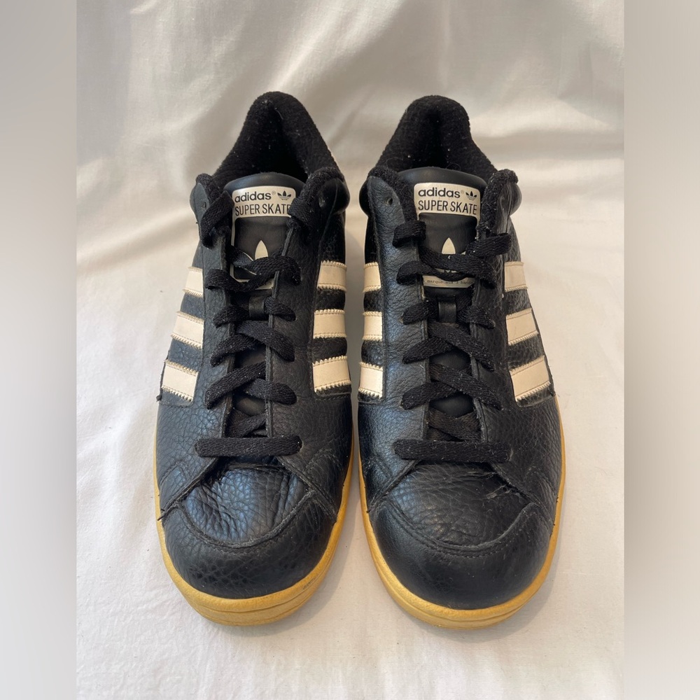 MENS NEW IN THE BOX SNEAKERS
Never worn
Size on Box